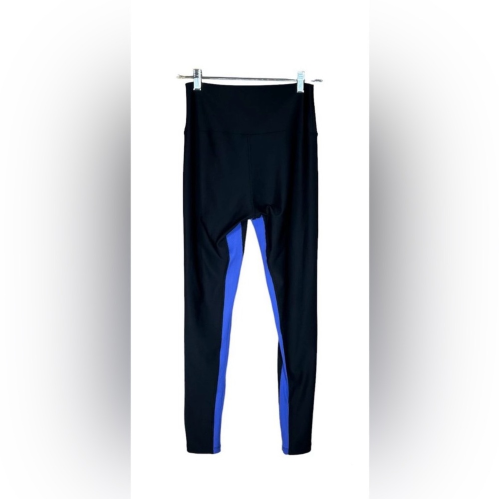 Peloton leggings, size L. Bought on Posh and too big.